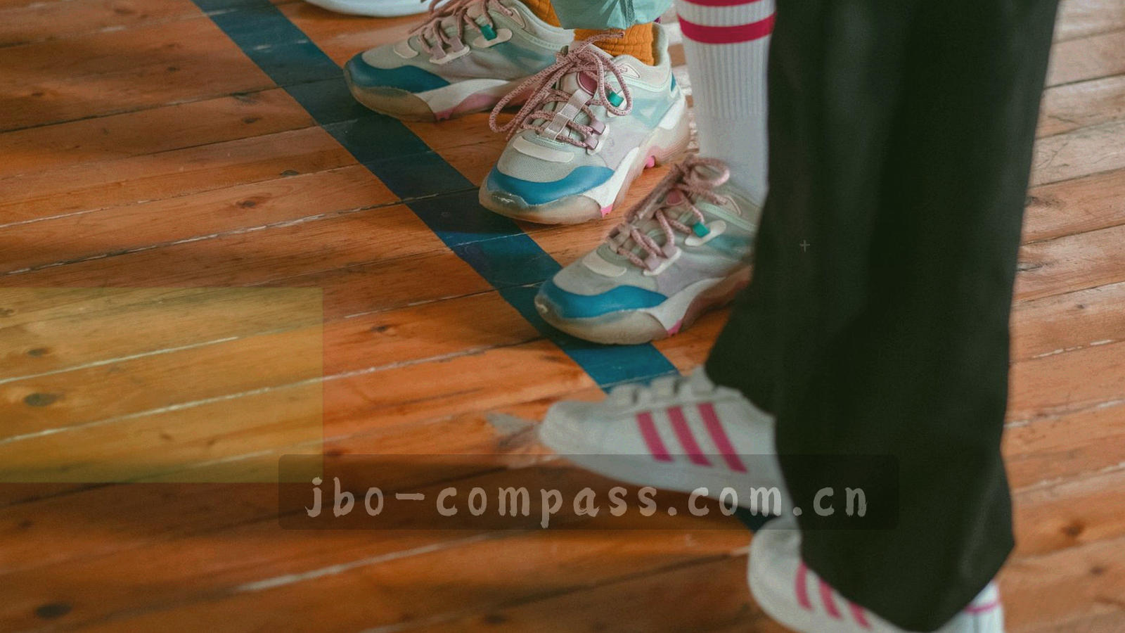 手机与显示器轮廓并列的抽象剪影，冷色背景上覆有坐标网格